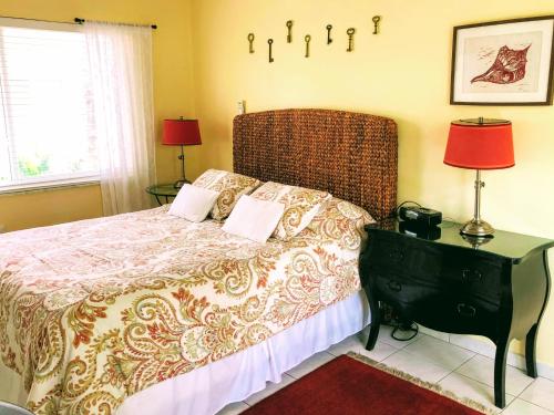 a bedroom with a bed and two lamps and a window at Villa Venezia in Fort Lauderdale