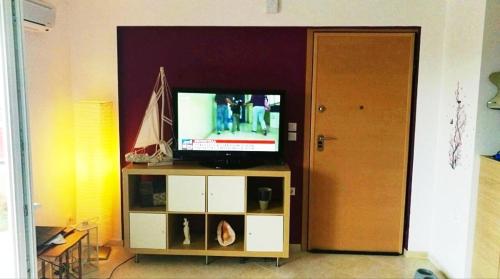 クリオピギにあるEmerald Apartment with Sea Viewの娯楽施設の上に座ったテレビ