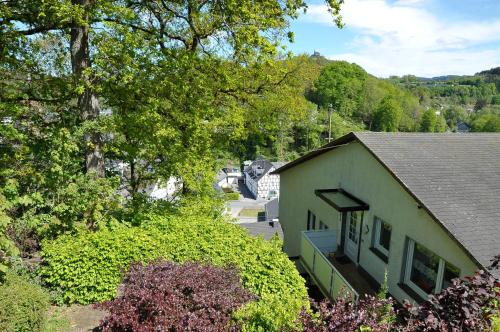 an overhead view of a house with trees and bushes at Rothaarsteig Ferienhaus in Kirchhundem