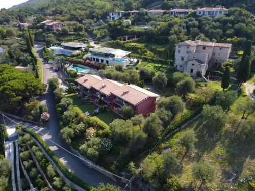 an aerial view of a house in a village at Appartamenti Gianni in Torri del Benaco