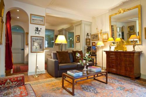 Luxury, Calm and Elegance in the heart of Champs-Elysées with a bottle of Champagne and AC