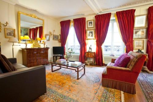 Luxury, Calm and Elegance in the heart of Champs-Elysées with a bottle of Champagne and AC