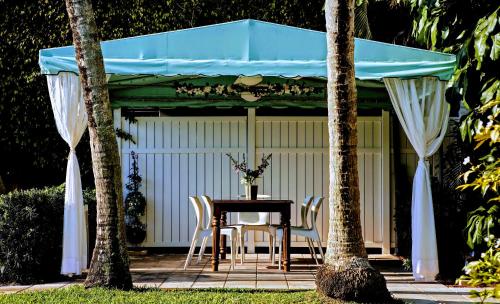 a table and chairs under a gazebo at Villa Venezia in Fort Lauderdale