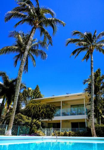 a resort with palm trees and a swimming pool at Villa Venezia in Fort Lauderdale