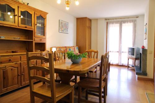 a kitchen and dining room with a wooden table and chairs at Ribagorza in Benasque
