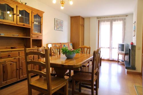ベナスケにあるRibagorzaのキッチン、ダイニングルーム(木製のテーブルと椅子付)