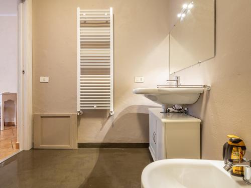 un baño con lavabo y espejo en La Torretta Domus, en Quartu SantʼElena