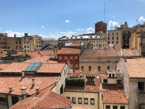 une vue sur les toits des bâtiments d'une ville dans l'établissement Appartamenti Scrovegni, à Padoue
