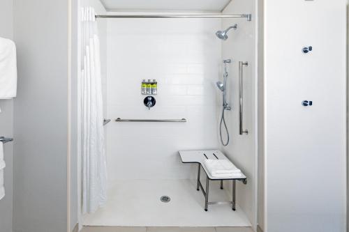 Ένα μπάνιο στο Holiday Inn Express & Suites - Parsons by IHG