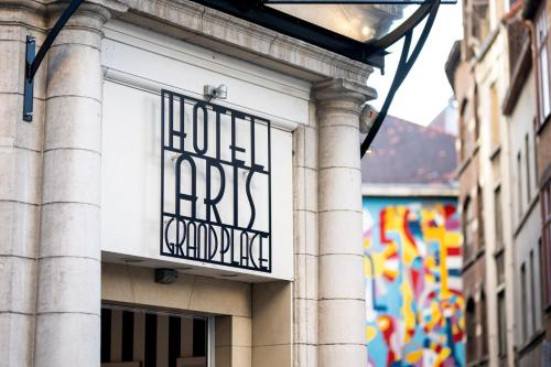 un edificio con un cartel en el costado en Aris Grand Place Hotel, en Bruselas