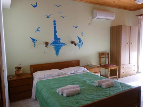 Postel nebo postele na pokoji v ubytování Marinos Studios at Lourdata village