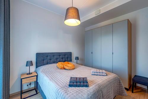 een slaapkamer met een bed met oranje kussens erop bij Artisa Riia Str 20B Luxury Penthouse apartment in Tartu