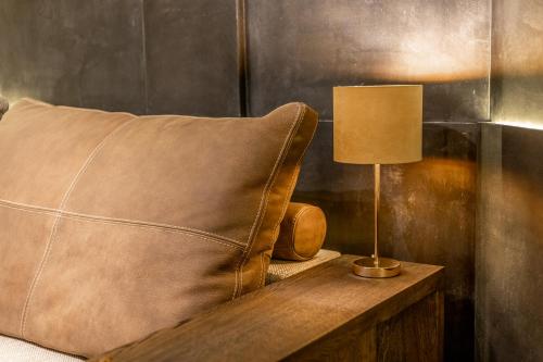 a bedroom with a couch and a table with a lamp at Bella Roe Premium Apartments in Belgrade