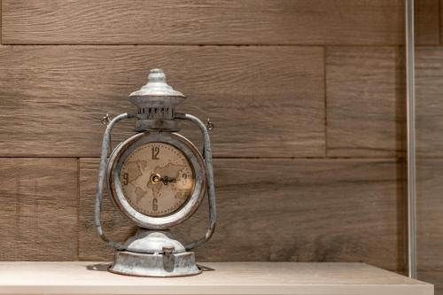 an old clock sitting on top of a table at Bella Roe Premium Apartments in Belgrade