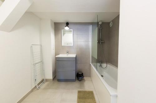 un baño con lavabo y bañera en Au Refuge Hyper centre Joigny, en Joigny