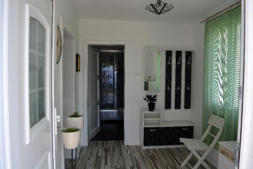 un corridoio con una camera verde e bianca con una porta di Mediterranean House - Forest Marjan a Spalato (Split)