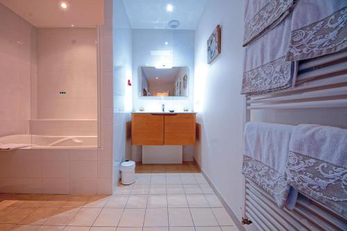 a bathroom with a sink and a mirror at Maison de Kersalomon in Concarneau