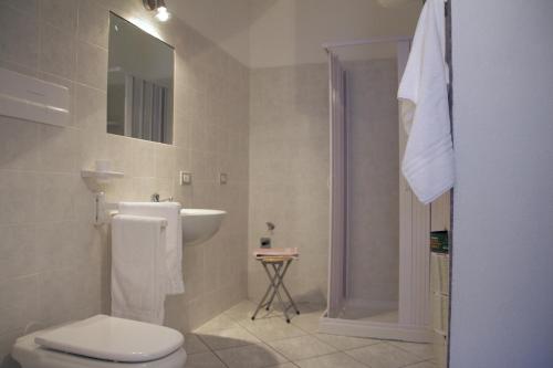 Casa Isidoro في كالا ليبيروتو: حمام مع مرحاض ومغسلة