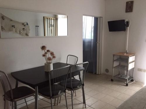 卡瓦利諾－特雷波爾蒂的住宿－Villa Pinna，一间带桌椅和电视的用餐室