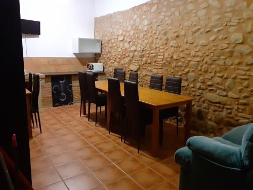 - une salle à manger avec une table et des chaises en bois dans l'établissement Vivienda Turistica La Catedral, à Santo Domingo de la Calzada