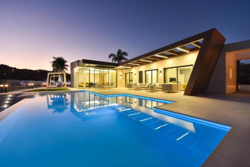 une grande piscine en face d'une maison dans l'établissement Villa Gran Canaria Specialodges, à Salobre
