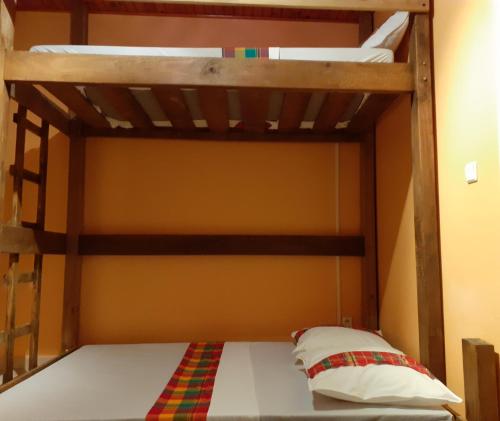 1 Schlafzimmer mit 2 Etagenbetten in einem Zimmer in der Unterkunft Martinique hostel in Sainte-Luce