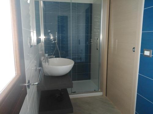 ein Bad mit einem Waschbecken und einer Dusche in der Unterkunft Affittacamere Aurora da Nonna Orsola in Villaputzu