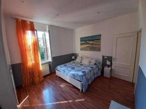 ラ・スペツィアにあるLa Dimora di Nadineのベッドルーム1室(ベッド1台、大きな窓付)