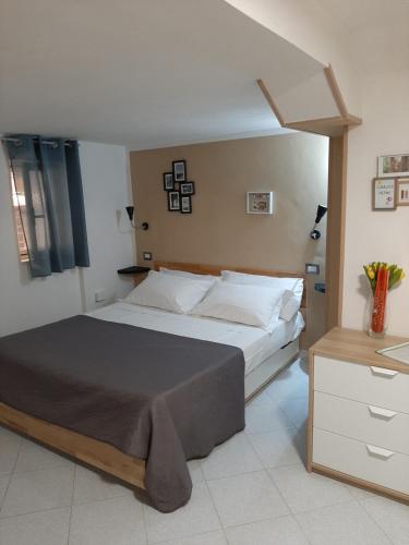 um quarto com uma cama grande num quarto em Giulia's Home Pompei em Pompeia