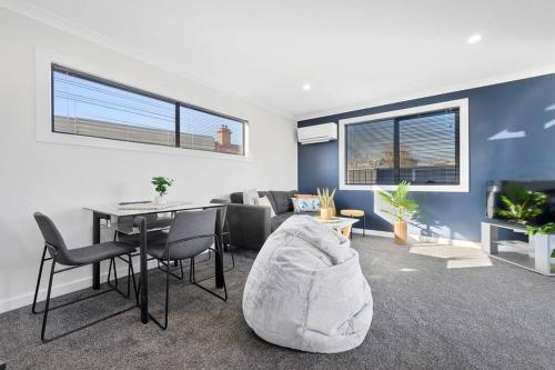 a living room with a couch and a table at Zoo Villas: Villa Giraffe - Central Wynyard in Wynyard
