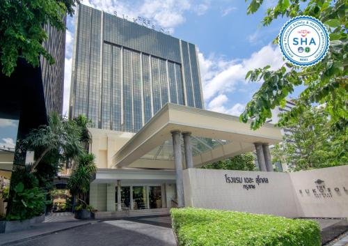 バンコクにあるThe Sukosol Hotelの前に看板がある建物
