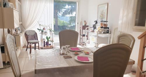 une salle à manger avec une table et des chaises dans l'établissement Suite indépendante de 66m2 tout confort et calme, à Villefranche-de-Rouergue