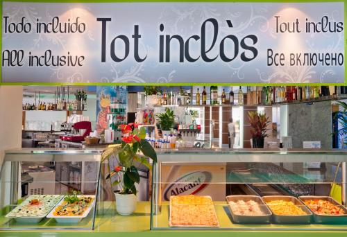 a restaurant with a lot of food on display at GHT Oasis Park & Spa in Lloret de Mar