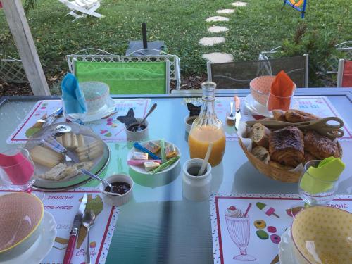 Vaux-lès-Saint-Claude的住宿－Douce vallee，桌子上放着一些食物和饮料