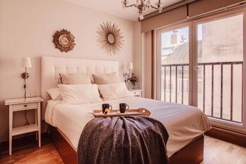 A bed or beds in a room at San Amaro Beach Apartment