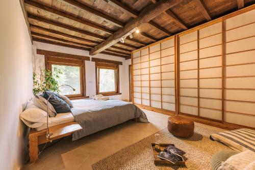 een slaapkamer met een bed in een kamer met houten wanden bij Lujosa casa en la Ribeira Sacra in Acova