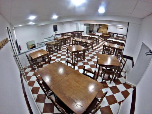 an overhead view of a restaurant with tables and chairs at Pension El Figon in Santander