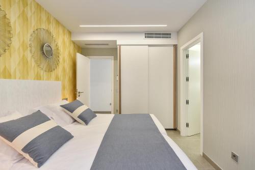 Un dormitorio con una cama grande y una pared en Salobre Sunset Villa V&L Salobre by VillaGranCanaria en Maspalomas