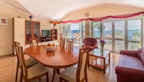 een keuken en eetkamer met een tafel en stoelen bij Colonia Apartments in Orebić