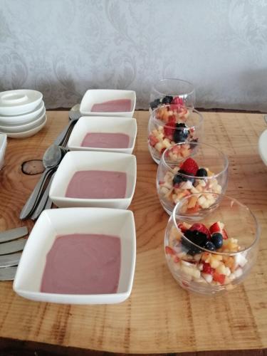 Makanan di atau berdekatan rumah tamu ini