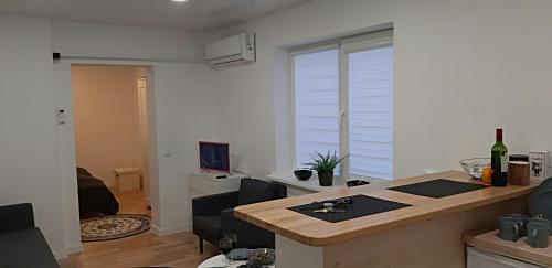 uma cozinha e sala de estar com um balcão e uma mesa em Butas Vytauto 7-4 em Rokiškis