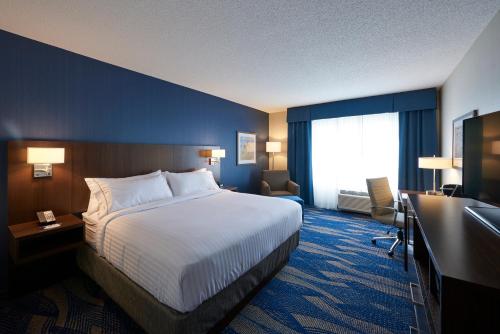 Кровать или кровати в номере Holiday Inn Express & Suites St. John's Airport by IHG