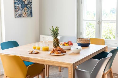 a dining room table with breakfast foods on it at Fontaines de Valence d'Agen Centre Ville Netflix Proche Parking Gratuit in Valence-dʼAgen