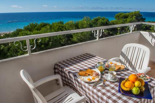 a table topped with plates of food on top of a beach at Hamilton Court in Santo Tomás