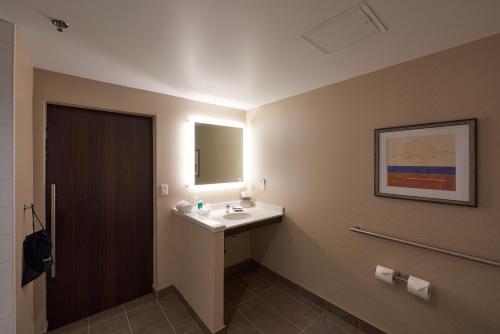 Ванная комната в Holiday Inn Express & Suites St. John's Airport by IHG