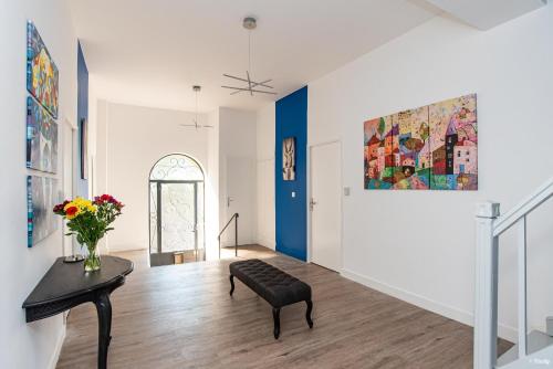 a living room with a piano and a painting on the wall at Fontaines de Valence d'Agen Centre Ville Netflix Proche Parking Gratuit in Valence-dʼAgen