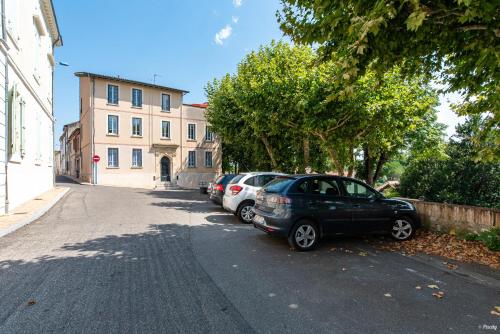 a row of cars parked on the side of a street at Fontaines de Valence d'Agen Centre Ville Netflix Proche Parking Gratuit in Valence-dʼAgen