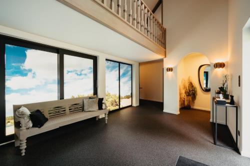 uma sala de estar com uma grande janela e uma escadaria em B&B 't Wilgenhuys em Lommel
