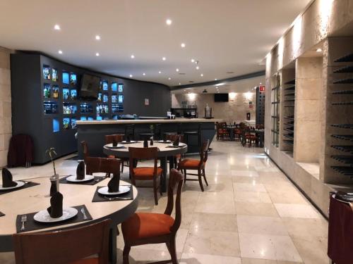 A restaurant or other place to eat at We Hotel Aeropuerto