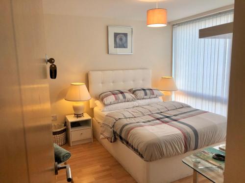 - une chambre avec un lit, deux lampes et une table dans l'établissement Central BnB with secure parking, à Chester